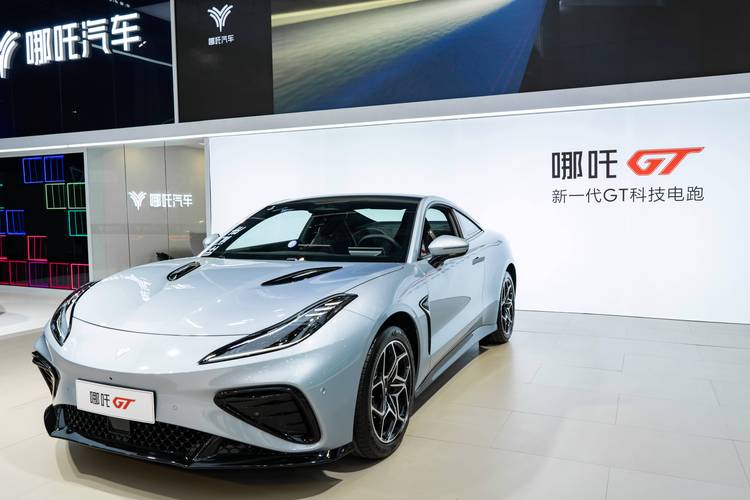 深圳201哪吒汽车在智能汽车领域的表现，领途汽车在新能源汽车市场中的影响力